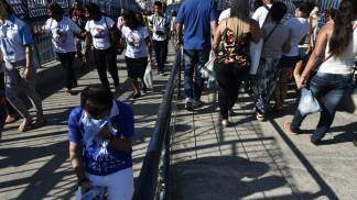 Devoto pagando promessa na passarela da fé