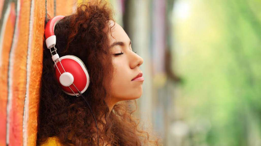 jovem ouvindo musica (shutterstock) jovem ouvindo musica (shutterstock)