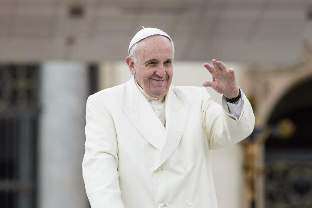 Papa Francisco cumprimenta as pessoas com sorriso discreto (Shutterstock)