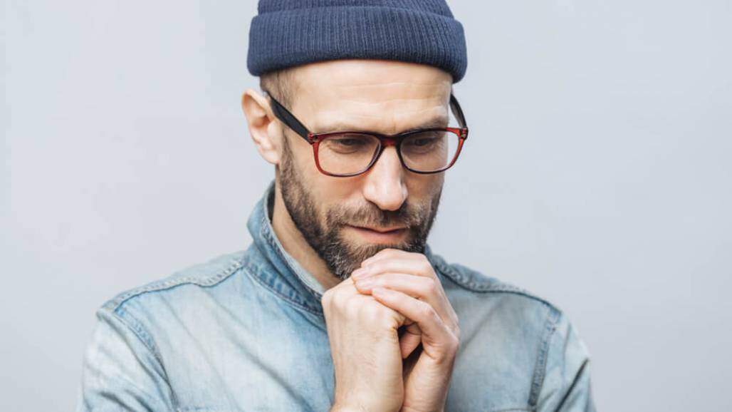 homem rezando (shutterstock) homem rezando (shutterstock)