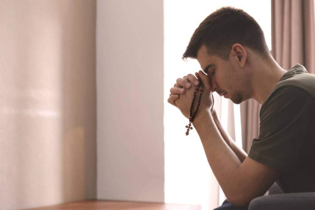jovem rezando (shutterstock) jovem rezando (shutterstock)