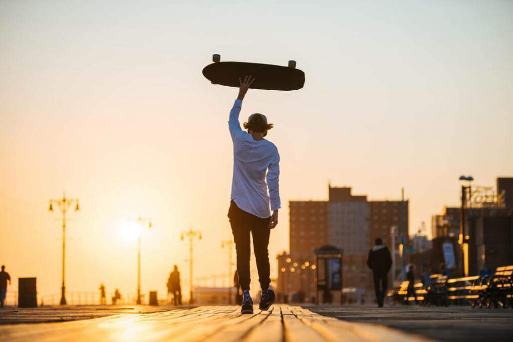 jovem com skate (shutterstock) jovem com skate (shutterstock)