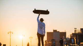 jovem com skate jovem com skate