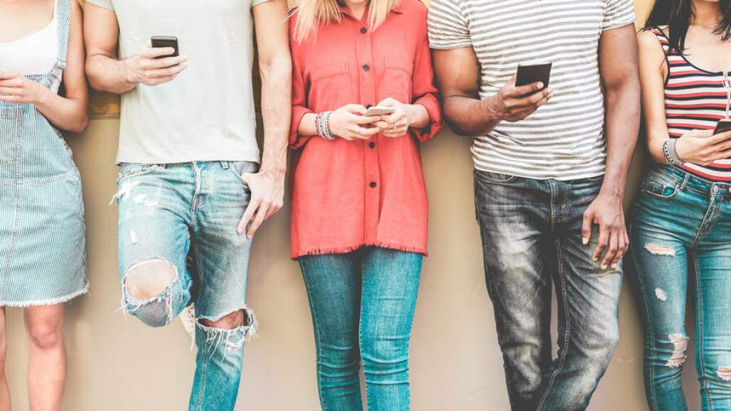 jovens no celular (shutterstock) jovens no celular (shutterstock)