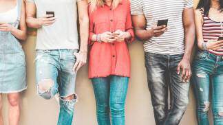 jovens no celular jovens no celular