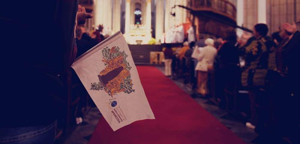 Bandeira de celebração aos 40 anos do restauro da imagem de Nossa Senhora Aparecida (Reprodução)