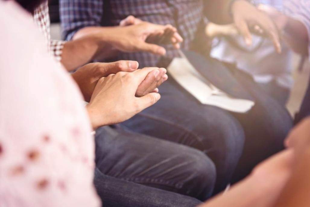 Grupo de amigos rezando com a Bíblia (Shutterstock) Grupo de amigos rezando com a Bíblia (Shutterstock)