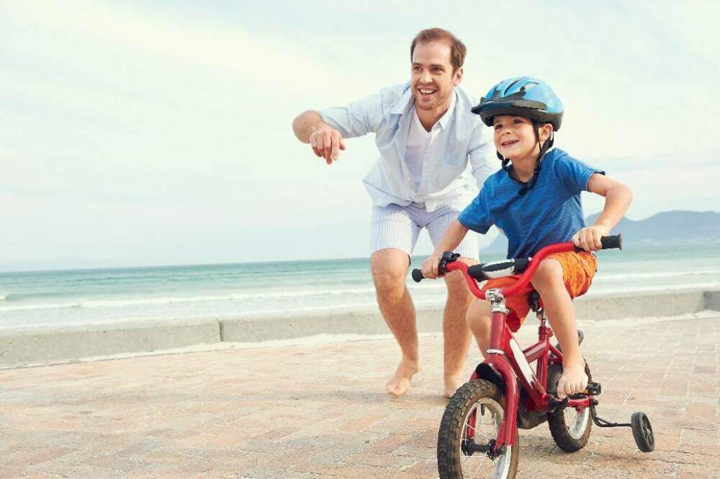 pai e filho, coragem, aprendizado, andar de bicicleta (Shutterstock/ Daxiao Productions) pai e filho, coragem, aprendizado, andar de bicicleta (Shutterstock/ Daxiao Productions)
