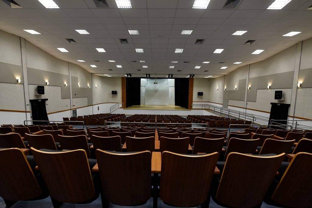 Auditório tem capacidade para 312 pessoas. 