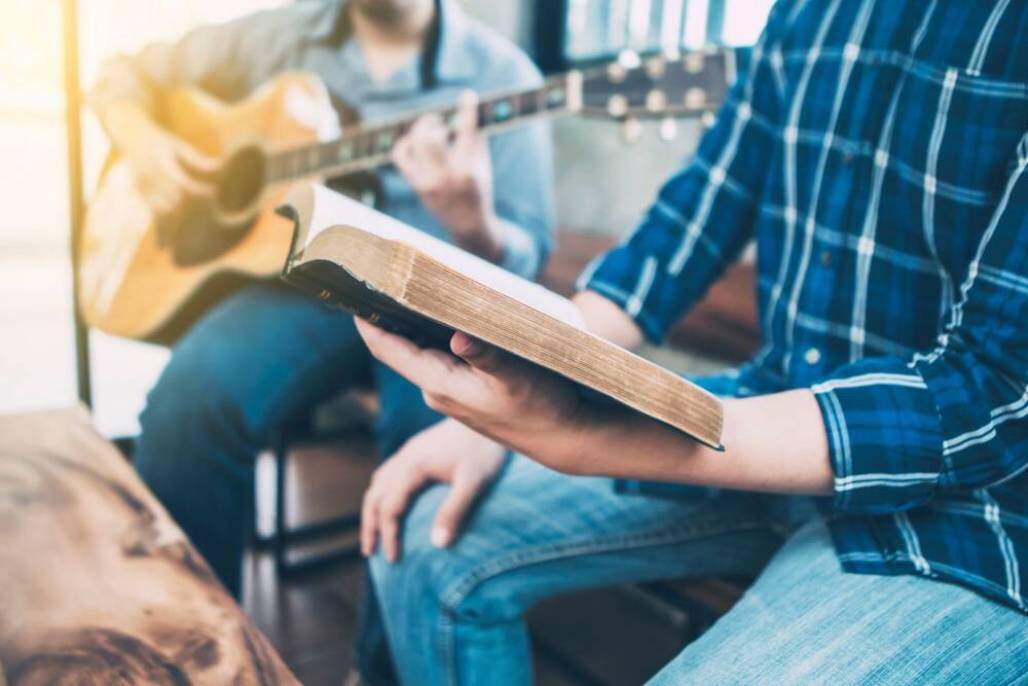 jovem com biblia (Shutterstock/ Freedom Studio) jovem com biblia (Shutterstock/ Freedom Studio)