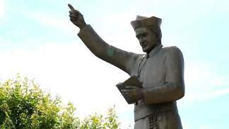 monumento em honra do padre pelágio em trindade