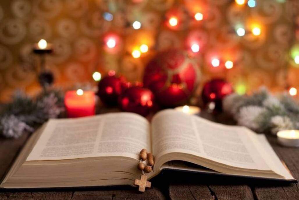 bíblia com enfeites de natal (Shutterstock) bíblia com enfeites de natal (Shutterstock)