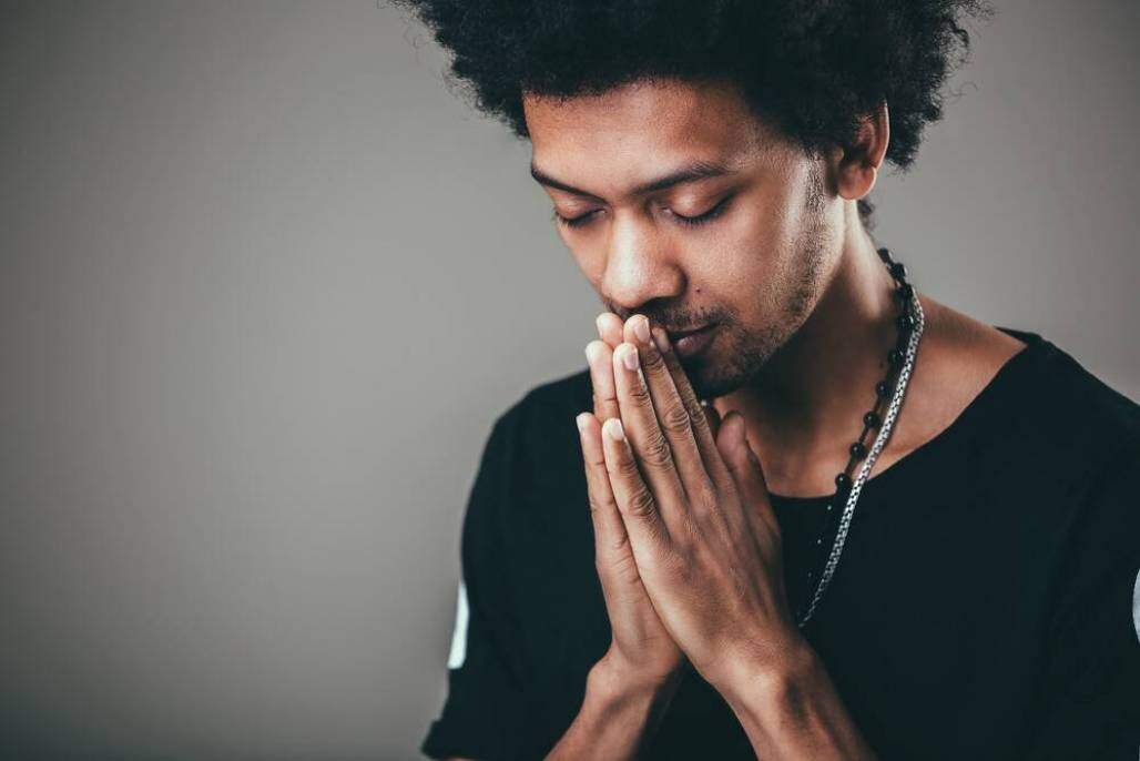 esperança, jovem rezando, fé, oração (Shutterstock/ UfaBizPhoto) esperança, jovem rezando, fé, oração (Shutterstock/ UfaBizPhoto)