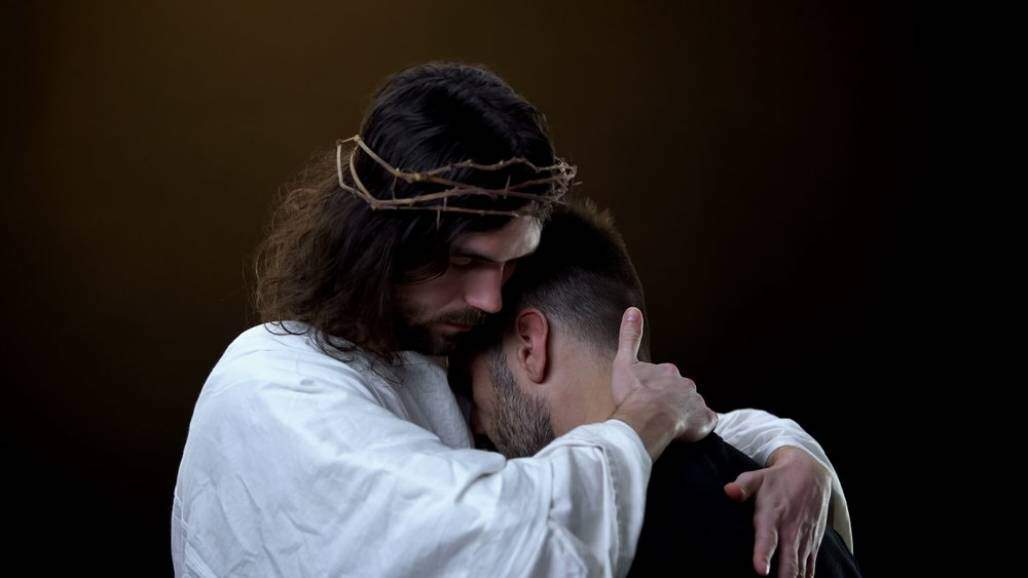 Jesus abraça um jovem como se fosse seu amigo (Shutterstock) Jesus abraça um jovem como se fosse seu amigo (Shutterstock)