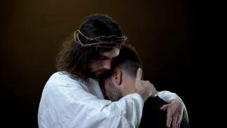 Jesus abraça um jovem como se fosse seu amigo