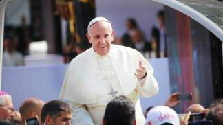 Papa Francisco saúda as pessoas no Vaticano em passeio no papa-móvel