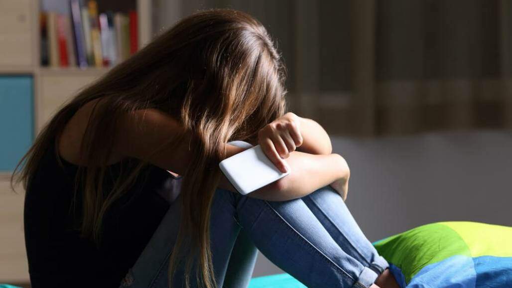 jovem triste (Shutterstock/ Antonio Guillem) jovem triste (Shutterstock/ Antonio Guillem)