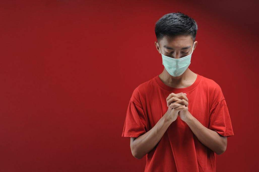 jovem faz sua oração. (Shutterstock/ Heru Anggara) jovem faz sua oração. (Shutterstock/ Heru Anggara)