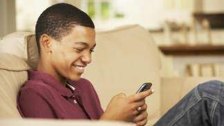 jovem com celular na mão jovem com celular na mão