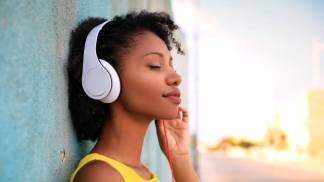 jovem escutando música jovem escutando música