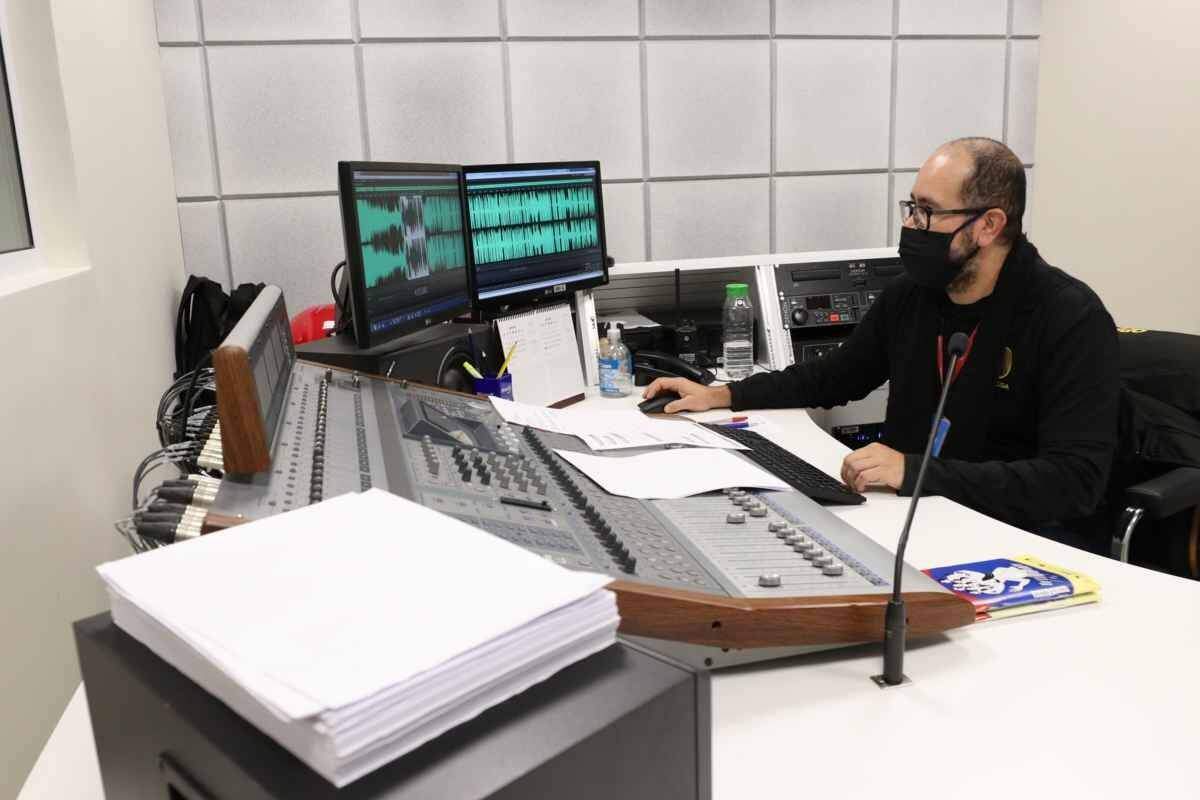 Técnico de áudio Luis Oliveira em estúdio na Rádio Aparecida em junho de 2020