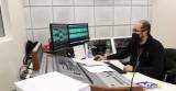Técnico de áudio Luis Oliveira em estúdio na Rádio Aparecida em junho de 2020