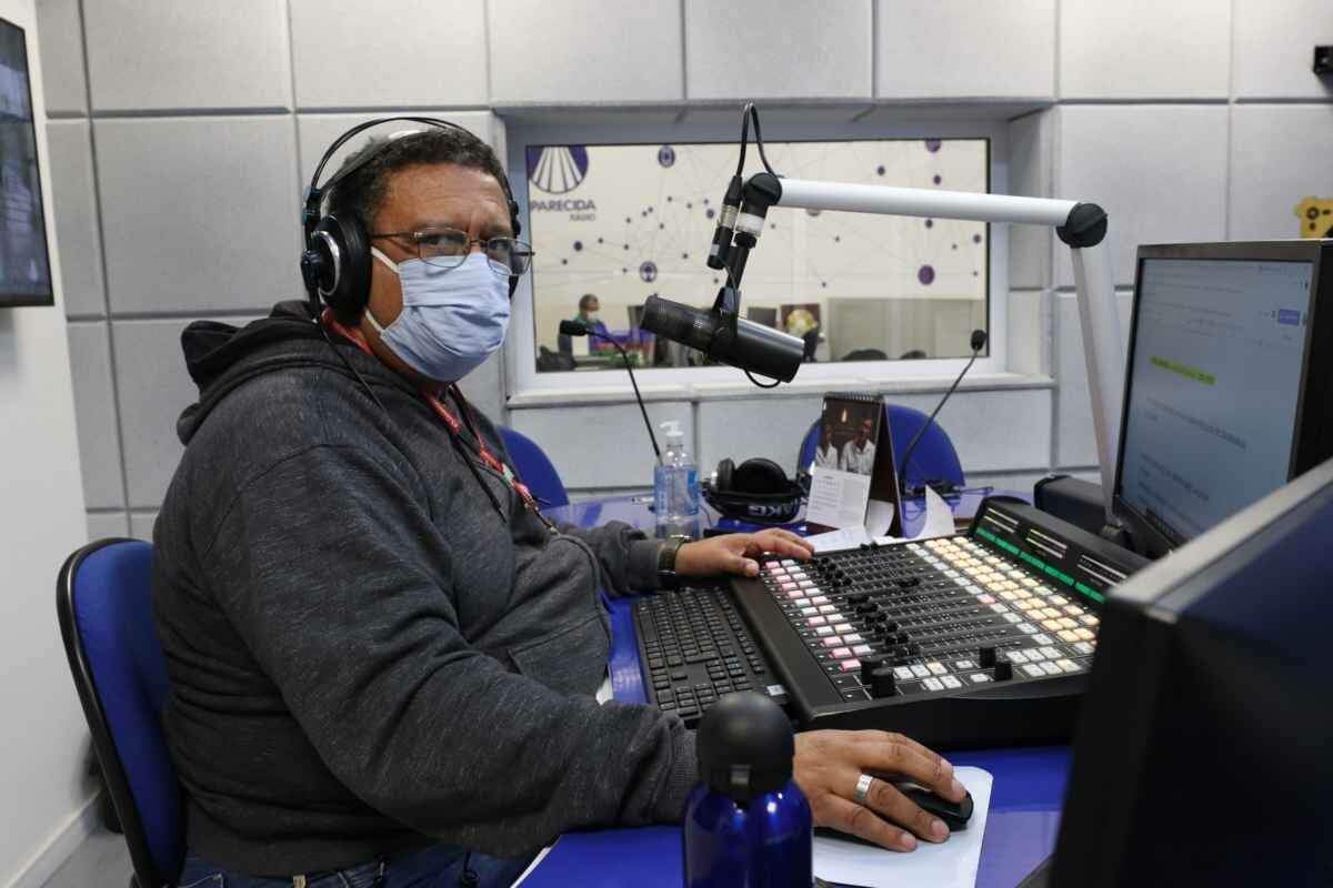 Locutor Eduardo José na Rádio Aparecida em junho de 2020