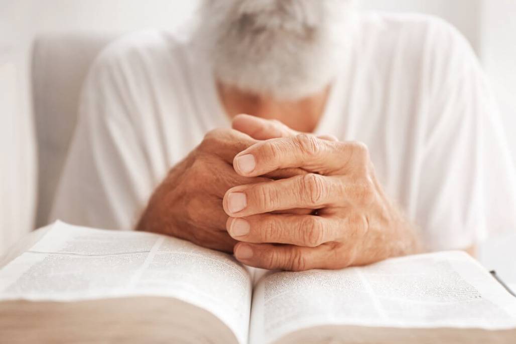 shutterstock_idoso_biblia (Shutterstock. ) shutterstock_idoso_biblia (Shutterstock. )