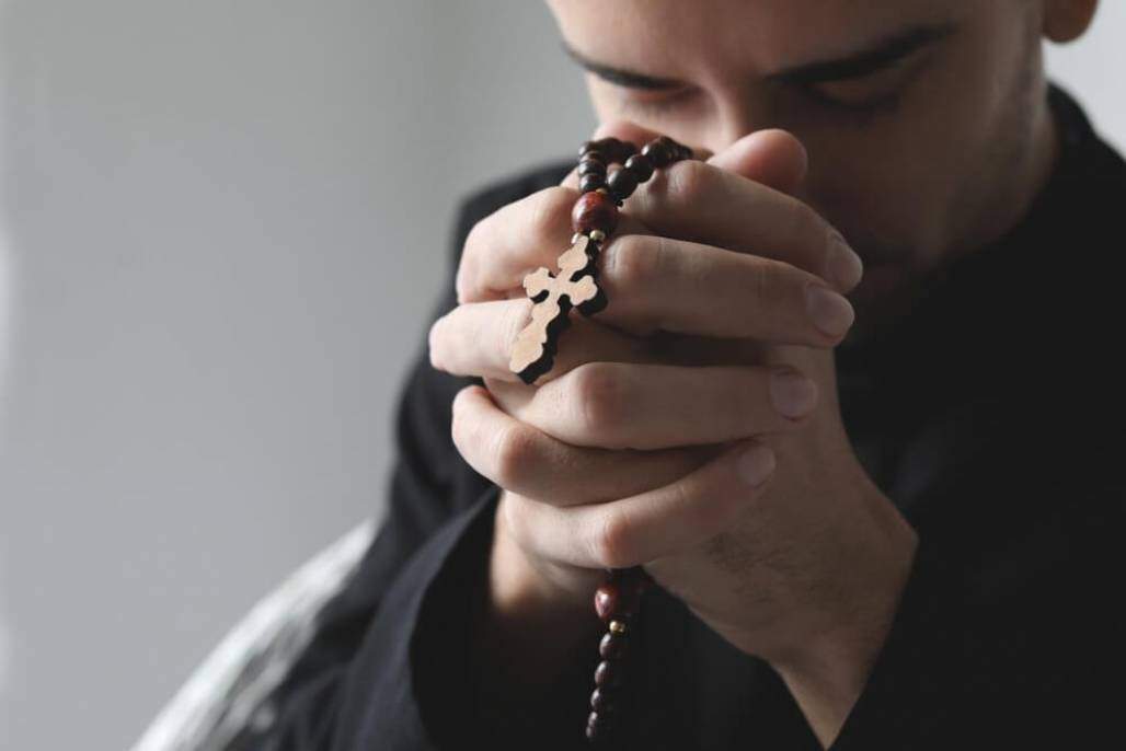 padre-sacertode-oracao (Shutterstock) padre-sacertode-oracao (Shutterstock)