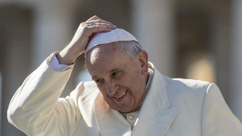Papa Francisco segurando o chapéu, solidéu, papa sorrindo (giulio napolitano/Shutterstock) Papa Francisco segurando o chapéu, solidéu, papa sorrindo (giulio napolitano/Shutterstock)