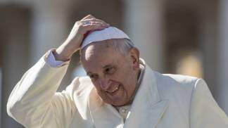 Papa Francisco segurando o chapéu, solidéu, papa sorrindo Papa Francisco segurando o chapéu, solidéu, papa sorrindo