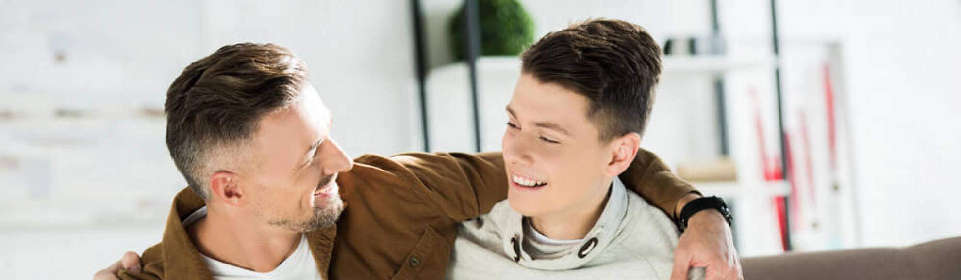 Pai perto de um filho jovem (Shutterstock/ LightField Studios) Pai perto de um filho jovem (Shutterstock/ LightField Studios)