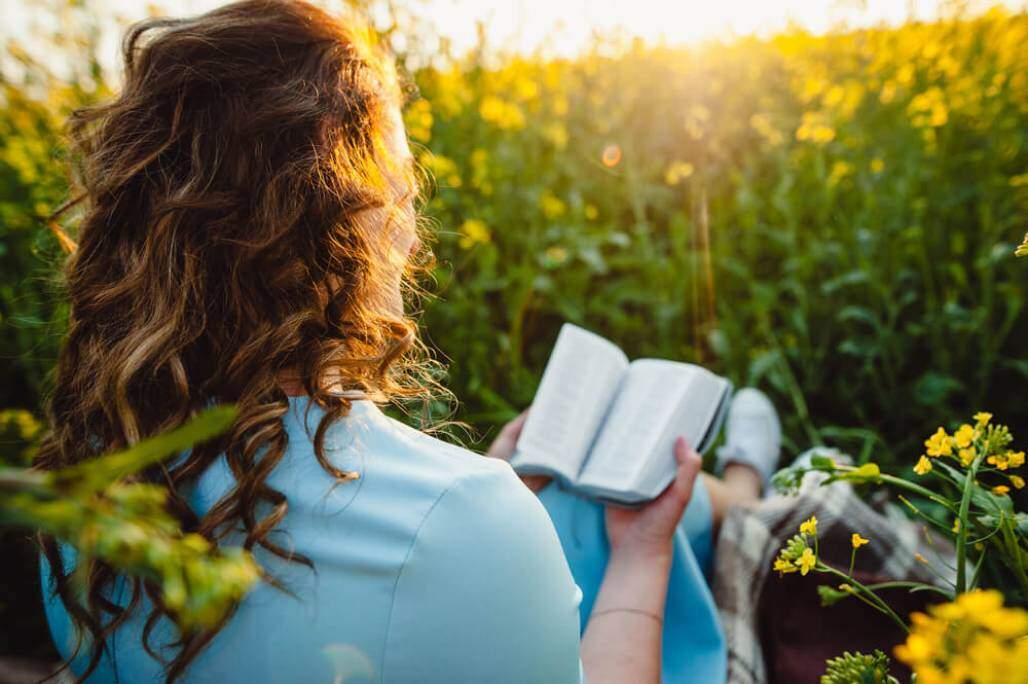 Jovem lendo (Shutterstock/ Oleksandr Yakoniuk) Jovem lendo (Shutterstock/ Oleksandr Yakoniuk)