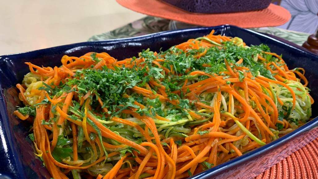 Espaguete de abobrinha com cenoura: (Produção Santa Receita) Espaguete de abobrinha com cenoura: (Produção Santa Receita)