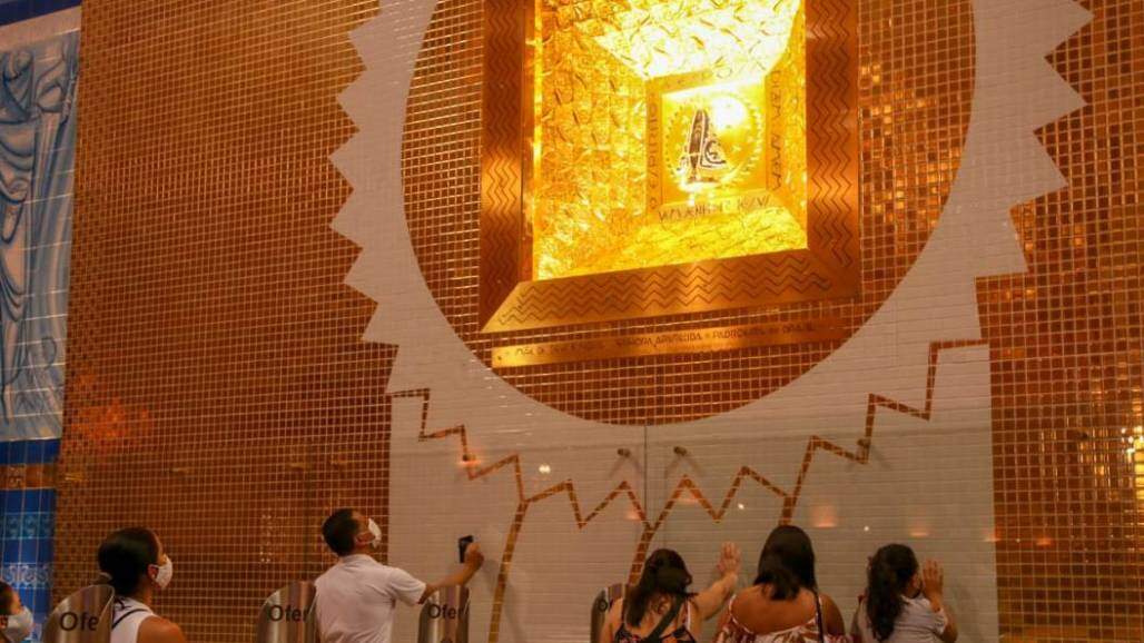 Devoto no Nicho de Nossa Senhora Aparecida (Priscila Ferreira) Devoto no Nicho de Nossa Senhora Aparecida (Priscila Ferreira)
