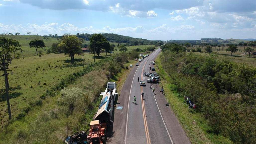 acidente-entre-onibus-e-caminhao (William Silva/TV TEM) acidente-entre-onibus-e-caminhao (William Silva/TV TEM)