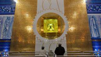 Devoto no Nicho de Nossa Senhora Aparecida Devoto no Nicho de Nossa Senhora Aparecida