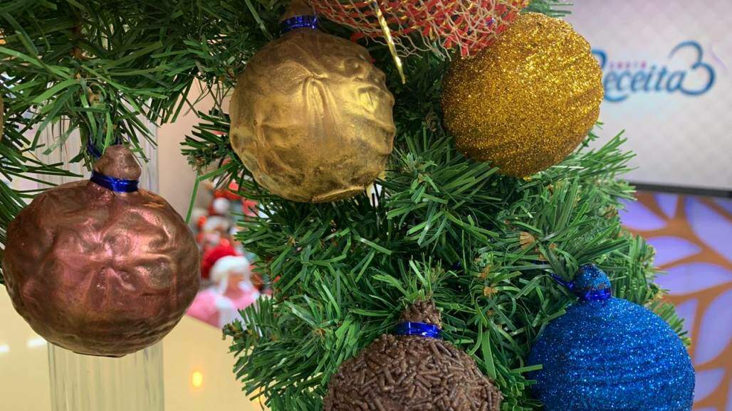 Bola surpresa de Natal com recheio de brigadeiro! (Produção Santa Receita) Bola surpresa de Natal com recheio de brigadeiro! (Produção Santa Receita)