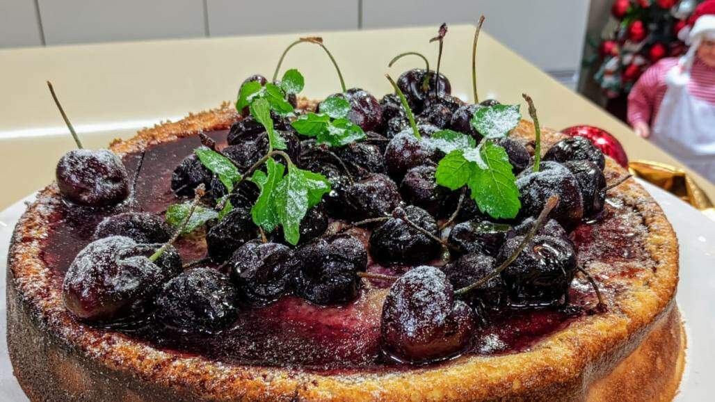 Torta natalina de ricota com cerejas e frutas secas (Produção Santa Receita) Torta natalina de ricota com cerejas e frutas secas (Produção Santa Receita)