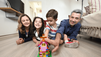 Família reunida na sala Família reunida na sala