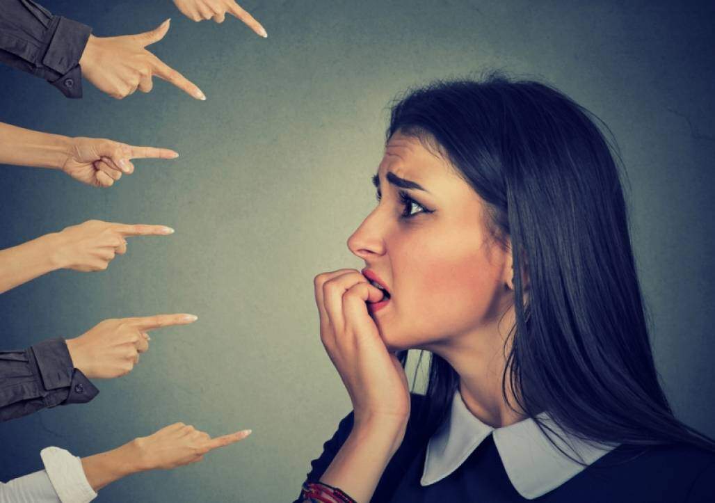 Uma mulher com medo do julgamento de outras pessoas (Shutterstock/ Pathdoc) Uma mulher com medo do julgamento de outras pessoas (Shutterstock/ Pathdoc)