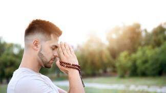 Jovem rezando o terço Jovem rezando o terço