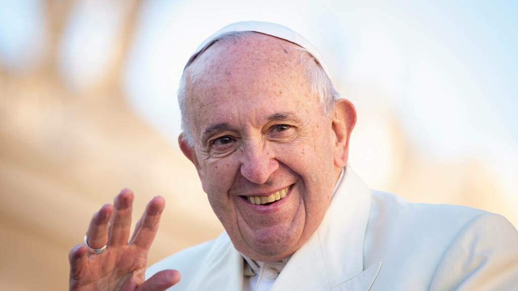 Papa Francisco sorri e acena para fotógrafo (AM113/ Shutterstock) Papa Francisco sorri e acena para fotógrafo (AM113/ Shutterstock)