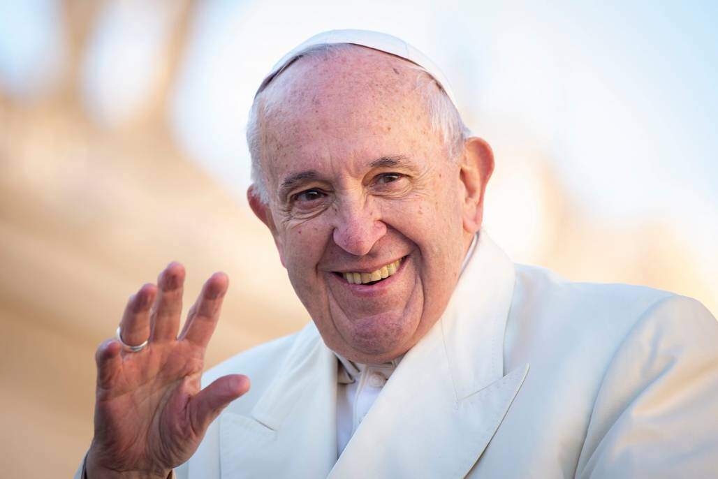 Papa Francisco sorri e acena para fotógrafo (AM113/ Shutterstock)