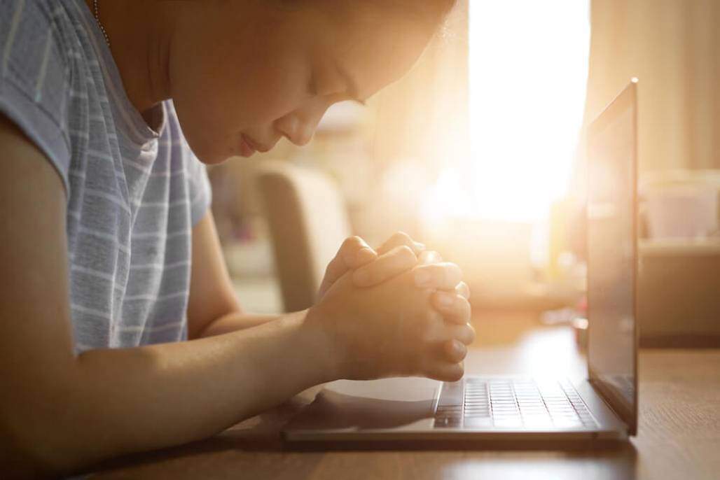 Oração em casa (Shutterstock/Por Piti Tangchawalit) Oração em casa (Shutterstock/Por Piti Tangchawalit)
