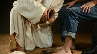 Lava-pés, quinta-feira santa; Jesus lavando os pés do homem moderno usando jeans