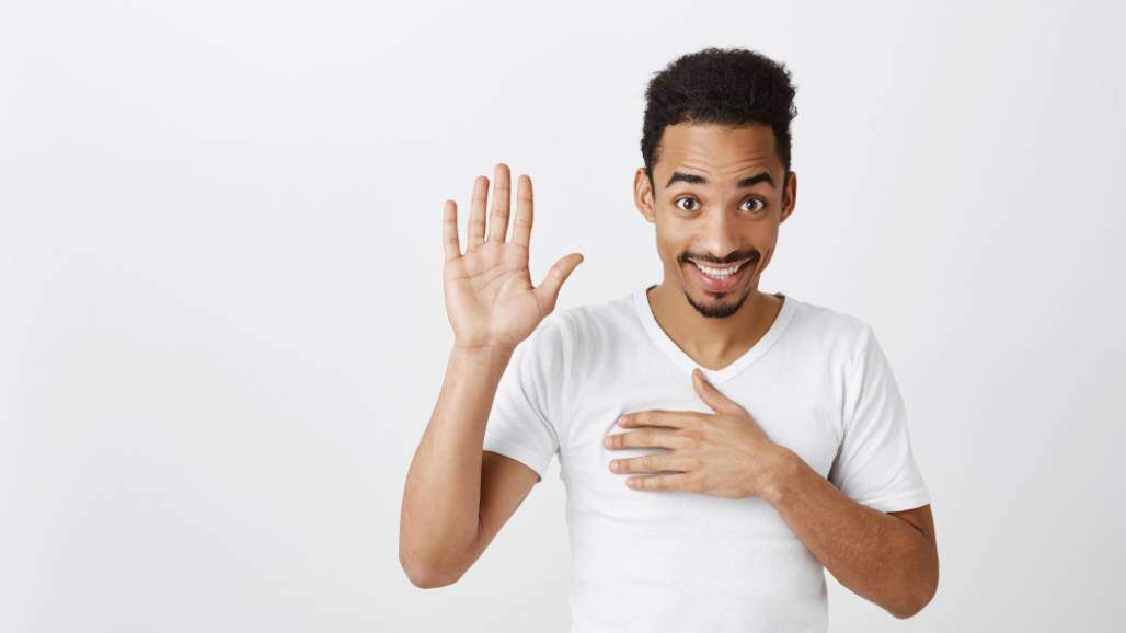 homem o levantando e segurando a mão no peito, prometendo ser honesto; promessa, juramento (Shutterstock/ Cookie Studio) homem o levantando e segurando a mão no peito, prometendo ser honesto; promessa, juramento (Shutterstock/ Cookie Studio)