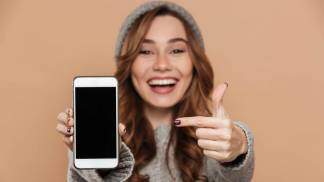 jovem segurando o celular