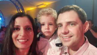 Sherie, João Paulo e Théo (família do menino que imitou diáconos durante ordenação) Sherie, João Paulo e Théo (família do menino que imitou diáconos durante ordenação)