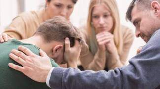 Grupo de amigos consola jovem triste Grupo de amigos consola jovem triste